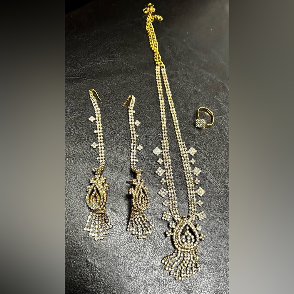 Elegant Gold Jewelry Set - Picture 1 of 5